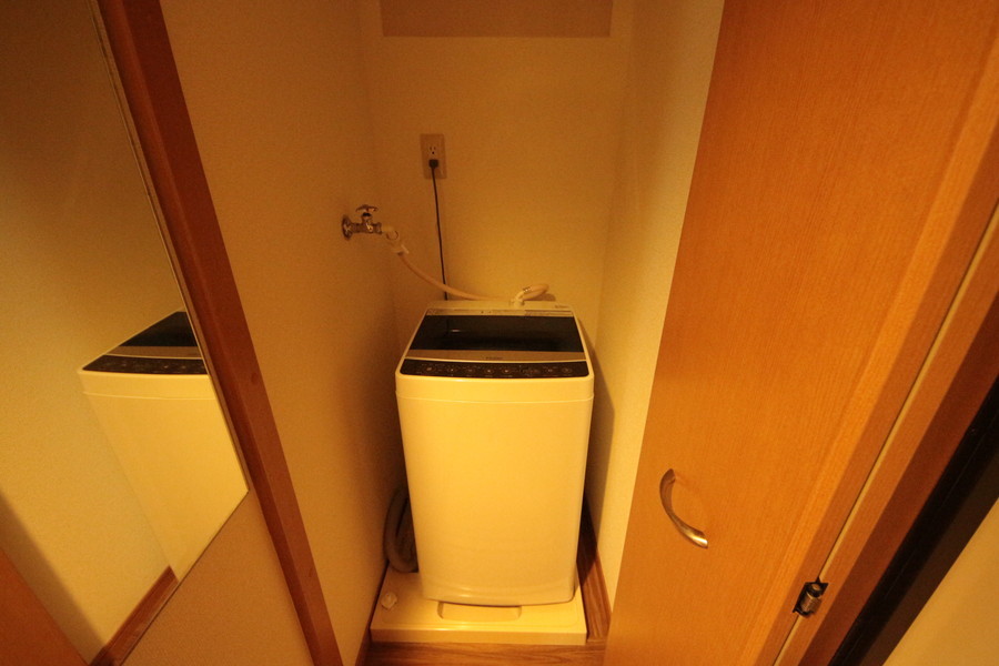 室内洗濯機置き場は目隠し扉付きで生活感を抑えられます