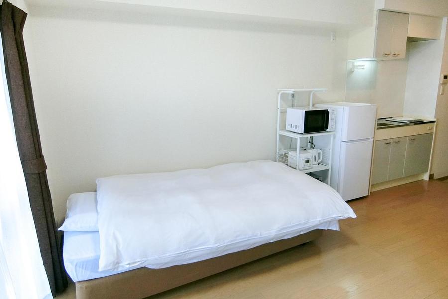 白い壁紙とフローリングのシンプルなお部屋。使いやすいワンルームタイプです