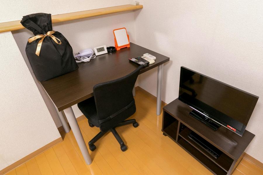 デスクやテレビをはじめとした家具類は使いやすい場所に移動も可能です