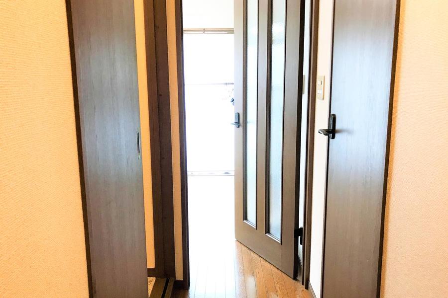 ダイニングと廊下の間には仕切り扉を設置。換気にも最適です