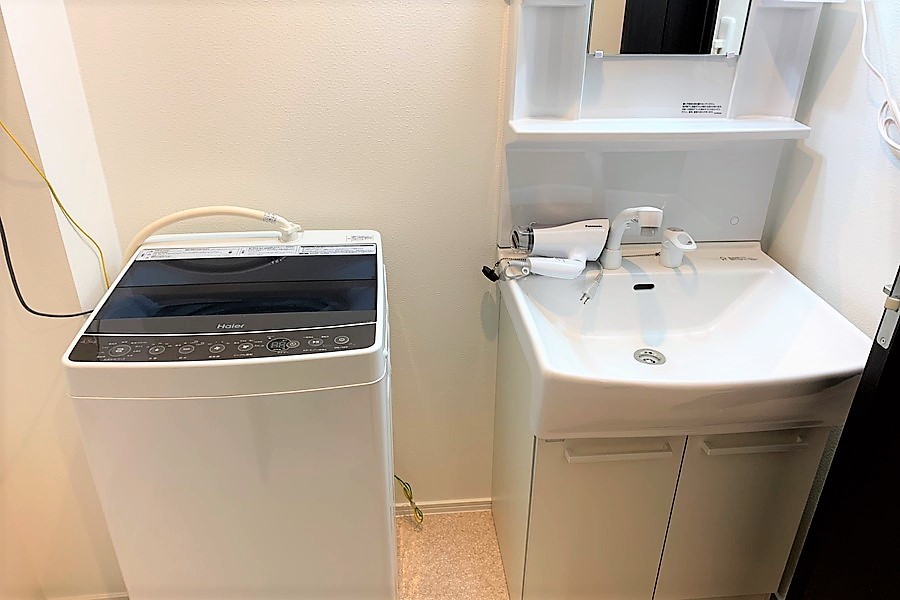 シンプルな洗面所と洗濯機は安心の室内置き