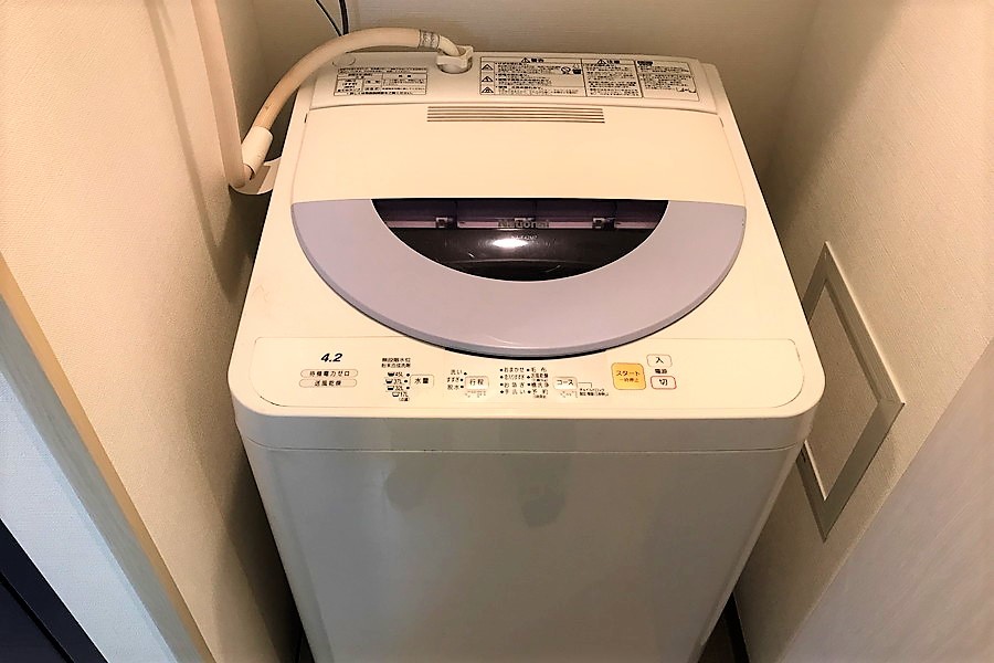 洗濯機は室内に設置されています