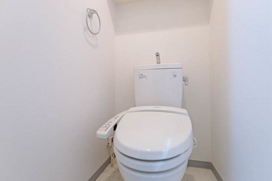 トイレは温水洗浄機付きで、清潔感があります。