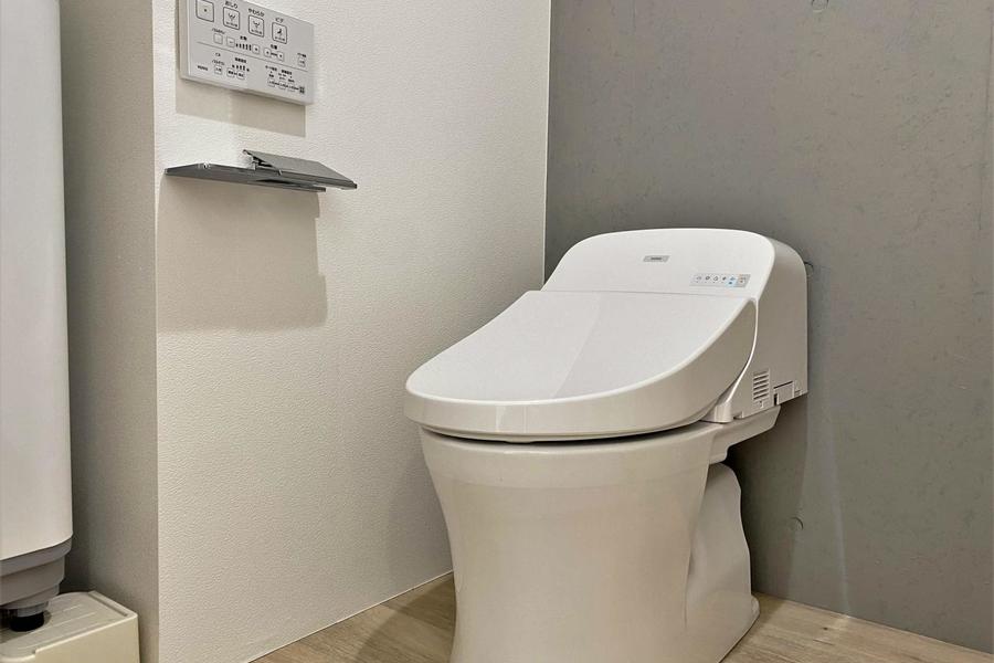 トイレは脱衣所と一体型。個室ではございませんが、温水洗浄機付きです。