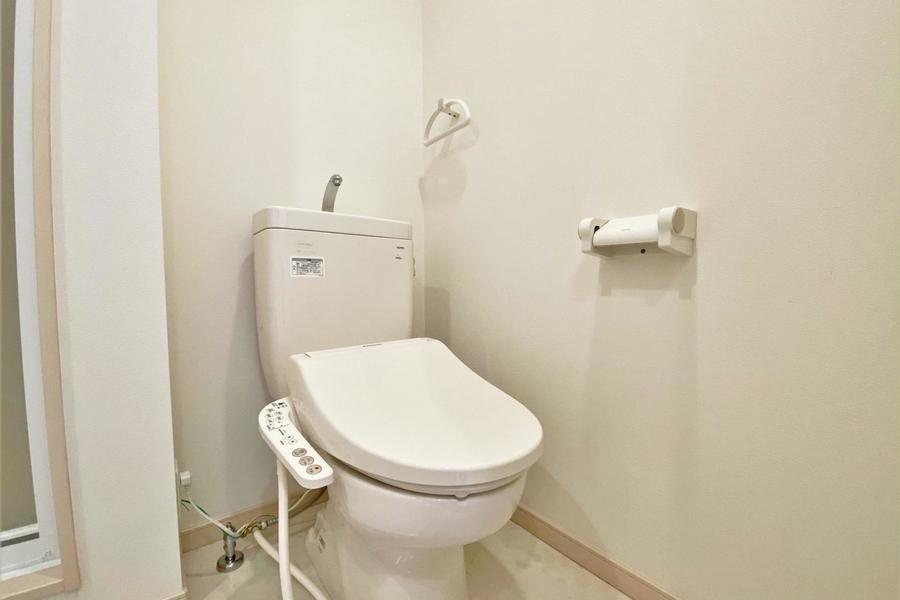 トイレは温水洗浄器付きの便座となります。