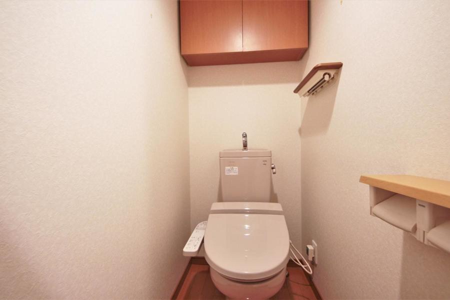 白を基調にした清潔感のあるトイレです。