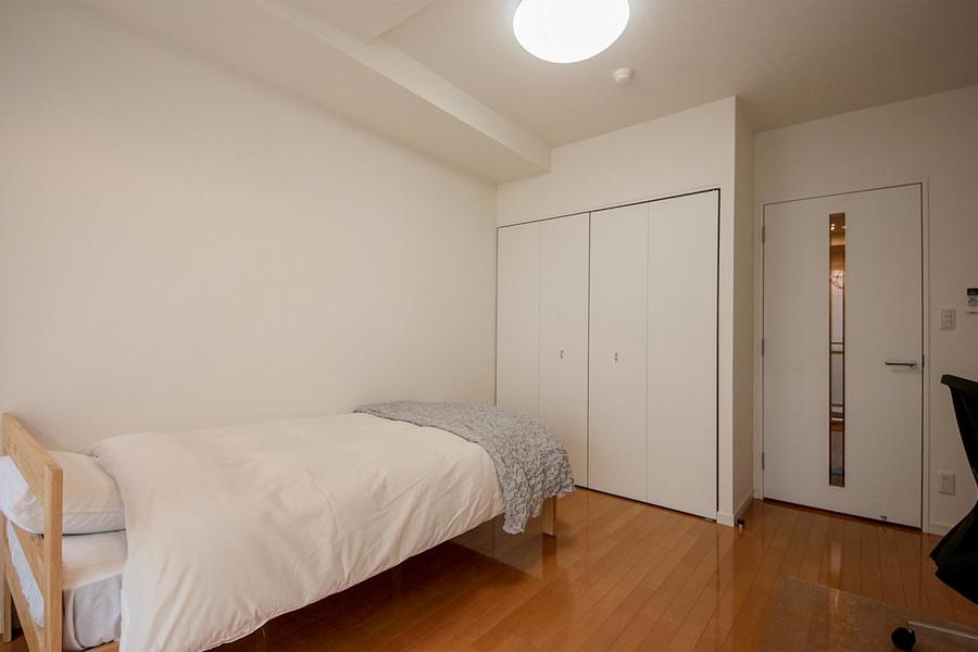 シングルタイプのベッドのため、お部屋を広々使うことができます