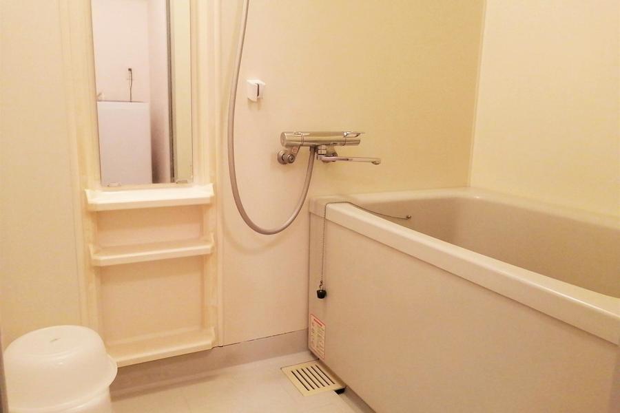 バスルームにはサーモ水栓付きで温度調整も楽ちん