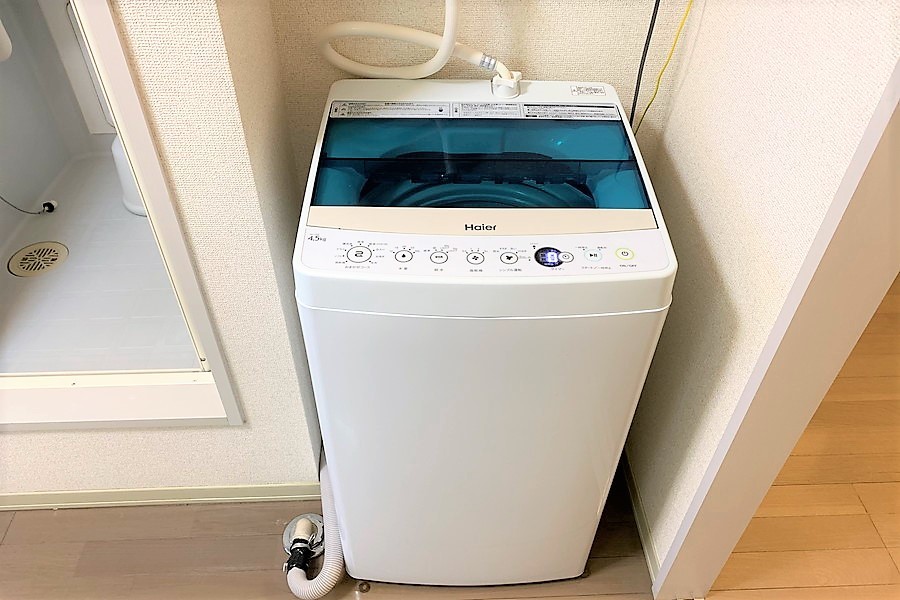 浴室の隣には洗濯機を配置。風呂水を再利用することも可能です