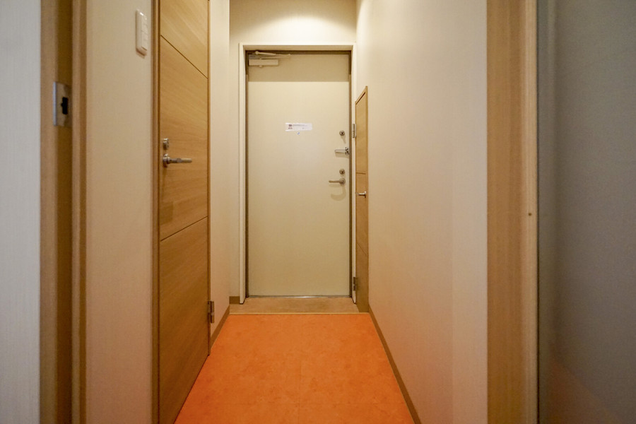廊下と部屋には間仕切り扉があるため急な来客時でも慌てる必要がありません