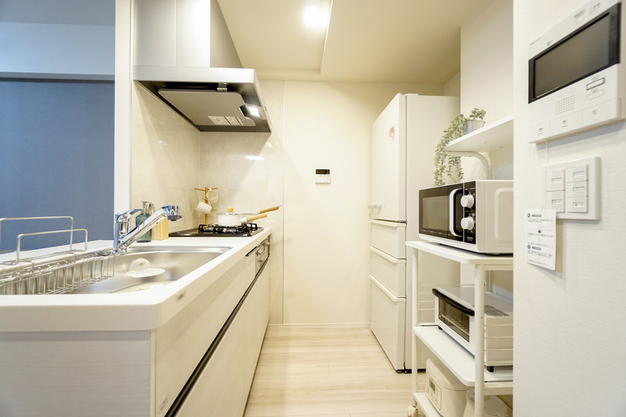家事動線を考えられたキッチンは白で清潔感アップ