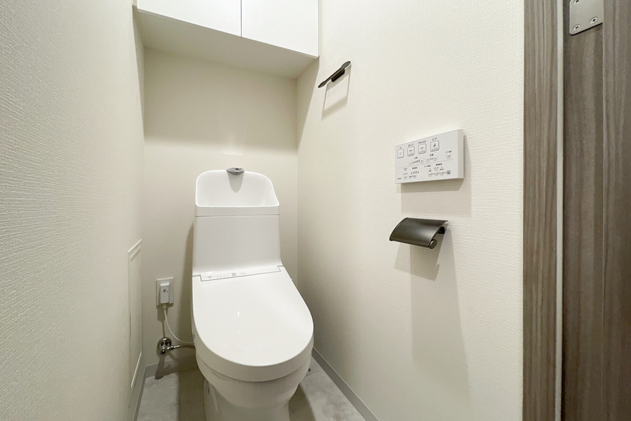 トイレットペーパーや洗剤等を収納できる棚があり、すっきりとしたトイレ空間を作ることができます