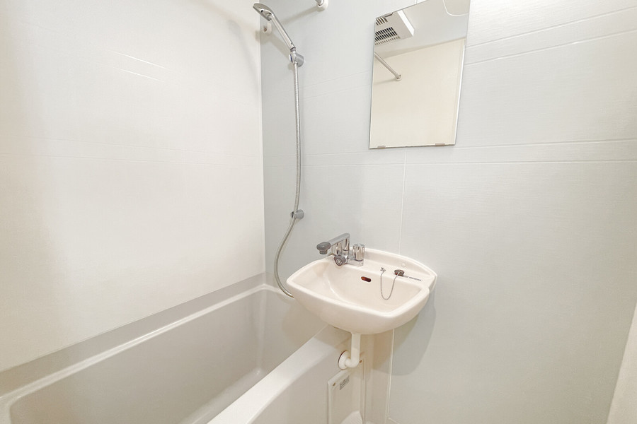 白いタイルが貼られた清潔感のある浴室