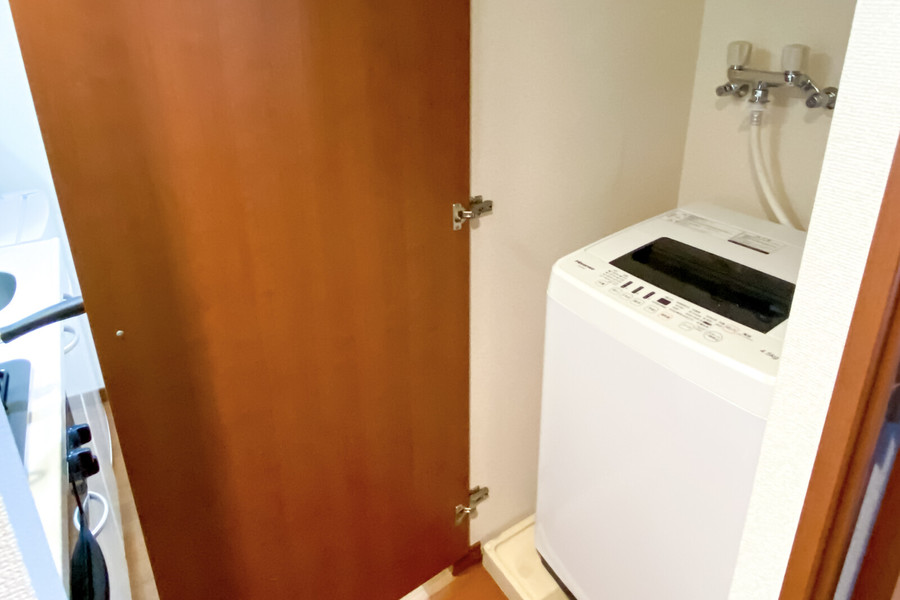 洗濯機は室内に完備！扉があるので音を気にせず快適に洗濯できます