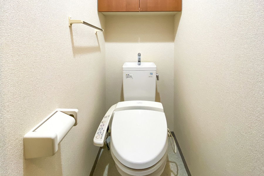 トイレは人気のウォシュレット。小物収納のスペースも設けられています 