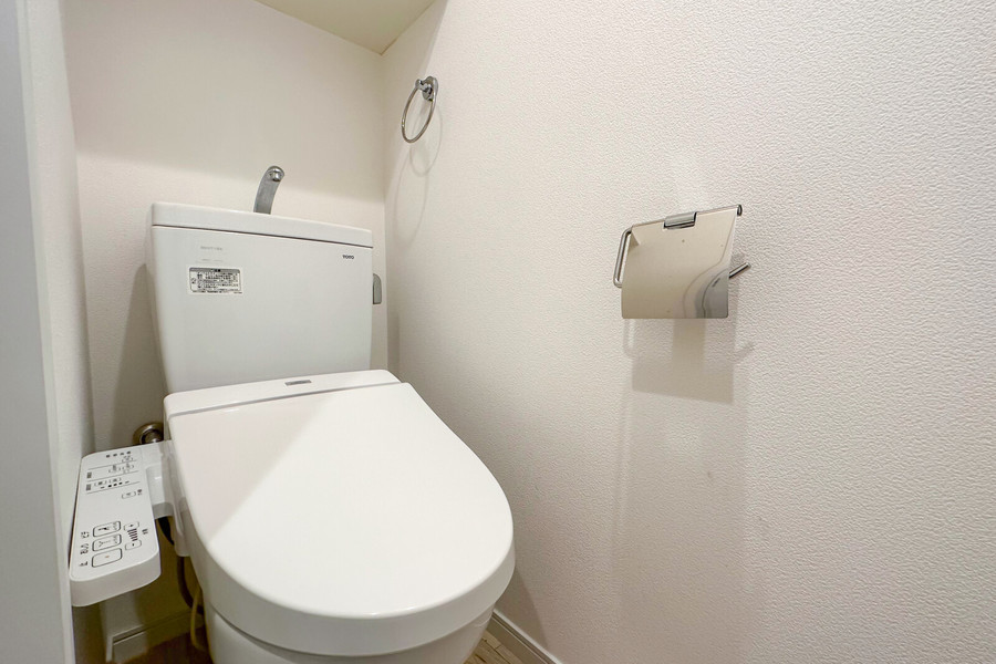 トイレは人気のウォシュレット。上部に小物収納のスペースも設けられています 