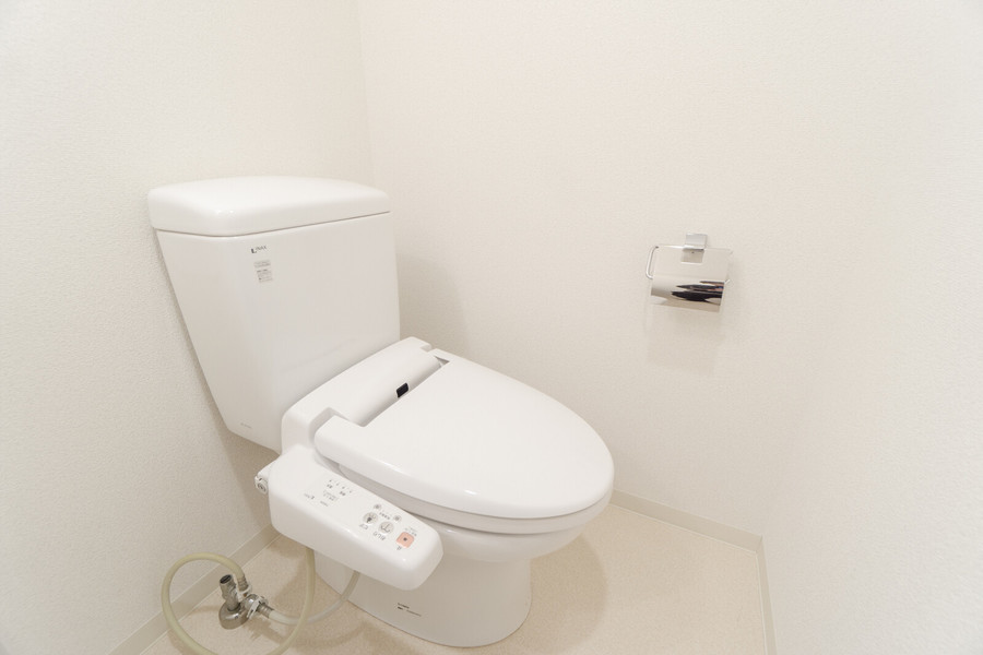 洗面所に設置されたトイレはシャワー機能付き