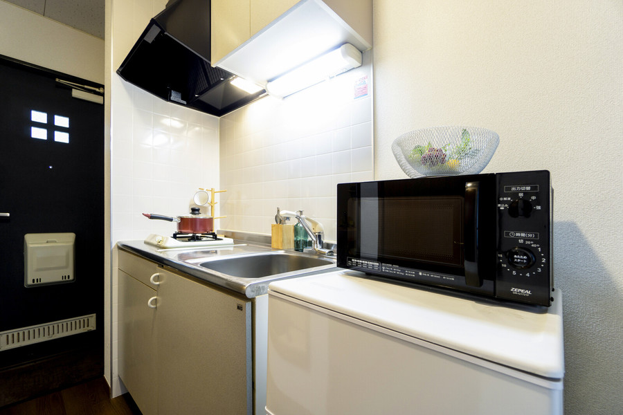キッチン横には冷蔵庫などのキッチン家電を配置