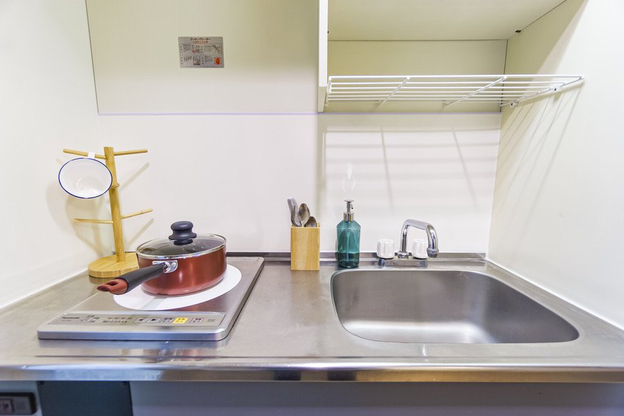 キッチンはIHコンロを設置。シンクの上には水切りカゴ付きです