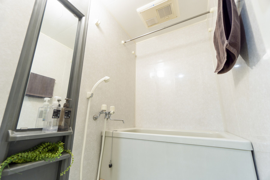 高さのある鏡がうれしい浴室乾燥機能付き浴室