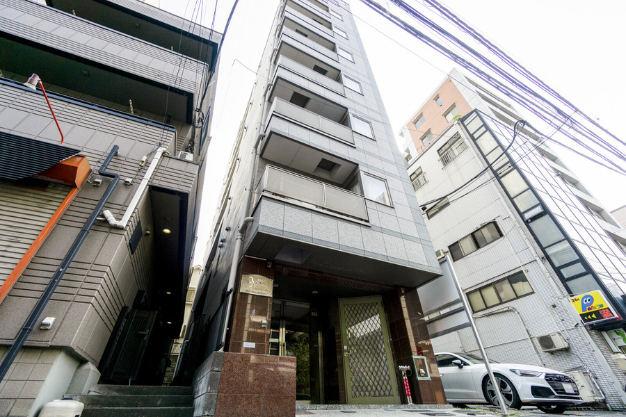 東横線、京急本線の2線利用可能。すらりとした8階建てのマンション